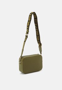 Prostokątna torba w oliwkowym odcieniu z fakturowanej skóry, z złotym suwakiem i regulowanym paskiem w czarny wzór logo.