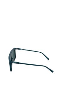 Teal prostokątne okulary przeciwsłoneczne z ciemnymi soczewkami. Wykonane z plastiku, z eleganckimi ramionami z logo marki. Gładka textura i minimalistyczny design.