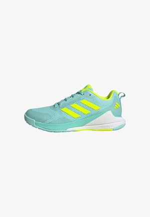 Chaussure de course Adidas bleu clair avec des bandes, une doublure intérieure et des détails au talon jaune néon, équipée d'une semelle intermédiaire blanche et d'une semelle extérieure texturée.