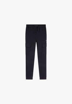 Zwarte cargojoggers van zachte stof met een elastische tailleband, een trekkoord en twee zijzakken. Heeft taps toelopende benen en geen zichtbare logo's.