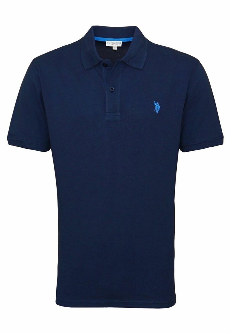Polo à manches courtes bleu marine avec patte de boutonnage à deux boutons et petit logo brodé en bleu clair représentant un cavalier sur le côté gauche de la poitrine.