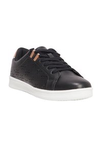 Sneakers in pelle nera con design floreale perforato, suola in gomma bianca, lacci neri e finiture metalliche vicino alla linguetta.