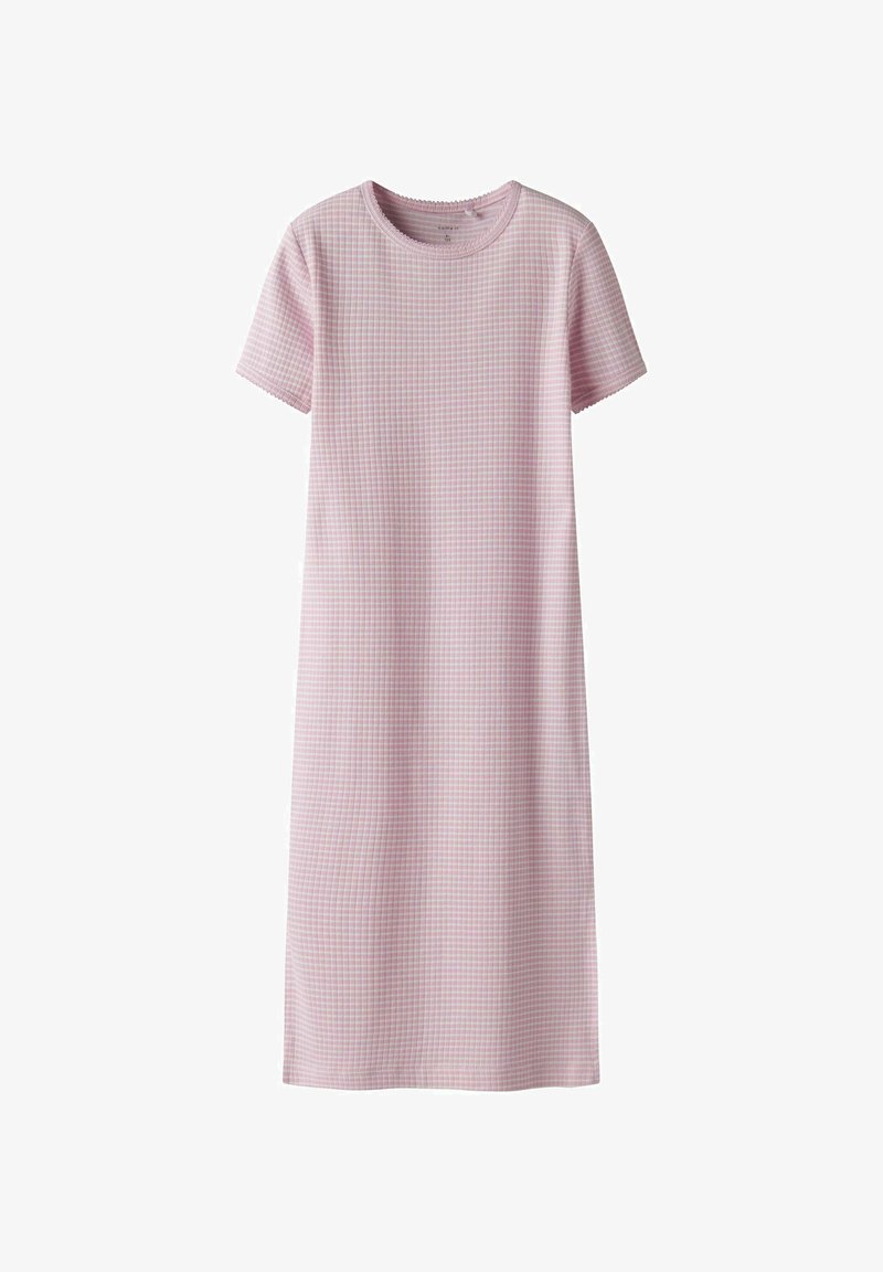 Robe rose à manches courtes en tissu doux, présentant un motif à carreaux subtil, un col rond et une coupe décontractée.