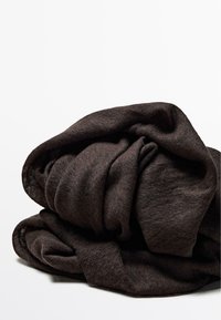 Brun, blød tekstil lagt i en løs bunke med en fin, let vævning. Ingen tydelige mønstre eller beslag synlige.
