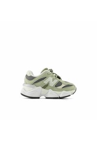 Ljusgröna sneakers med en kombination av mesh och mockamaterial, med en tjock vit sula och en framträdande "N"-logotyp på sidan.