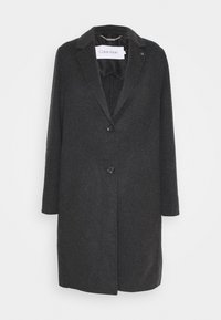 Abrigo de mezcla de lana en gris oscuro con cuello de muesca, tres botones delanteros y una textura suave. Presenta una etiqueta de marca en el interior.