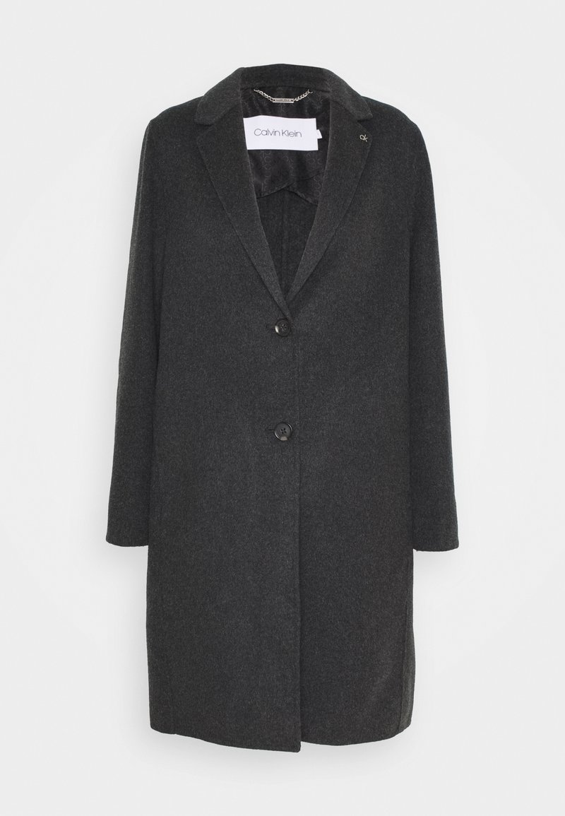 Abrigo de mezcla de lana en gris oscuro con cuello de muesca, tres botones delanteros y una textura suave. Presenta una etiqueta de marca en el interior.