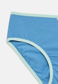 Μπλε βαμβακερό σλιπ με ανοιχτό μπλε ελαστική τρέσα. Διαθέτει λείο, ματ υφή και απλό  σχέδιο χωρίς σχέδια ή πρόσθετες λεπτομέρειες.