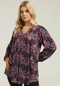 Sort blomstret bluse med lange ærmer, V-udskæring, intrikate pink og hvide mønstre samt let samlede skuldre. Blød, let stof.