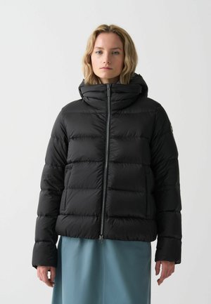 Schwarze Daunenjacke mit hohem Kragen und vollem Reißverschluss, ausgestattet mit gestepptem Muster und tailliertem Schnitt. Mit einem Logo auf dem Ärmel akzentuiert.
