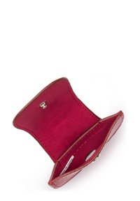 Portafoglio in pelle rossa con interno in suede, dotato di chiusura a scatto e superficie esterna liscia. Design compatto con dettagli di cucitura visibili.