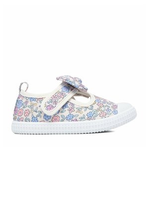 Hvid børnesneakers i lærred med lyserødt og blåt blomsterprint, hvid gummisål og justerbar velcrorem.