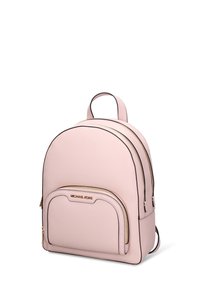 Sac à dos en cuir rose clair de forme arrondie, avec une fermeture à glissière dorée et une poche avant. Des accents en cuir noir soulignent le design.