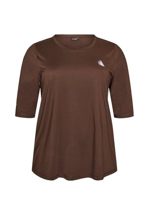 Camisa marrón de manga corta con cuello redondo y pequeño logotipo triangular blanco en la parte superior izquierda del pecho.