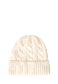 Czapka z białej przędzy w splot warkoczowy, wykonana z miękkiej wełny, z wywiniętym brzegiem i teksturowanym wzorem na korpusie.