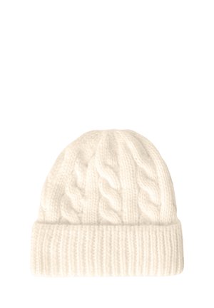 Czapka z białej przędzy w splot warkoczowy, wykonana z miękkiej wełny, z wywiniętym brzegiem i teksturowanym wzorem na korpusie.