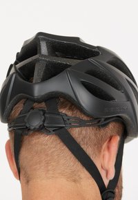 Sort cykelhjelm med aerodynamisk design, flere luftventiler, en tekstureret overflade og en justerbar bagdial for justering af pasform.