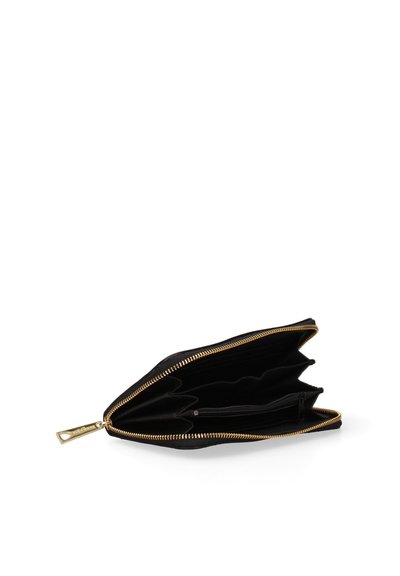 Portefeuille noir à fermeture éclair ouvert montrant plusieurs compartiments, dont une poche centrale zippée, sur un fond blanc.