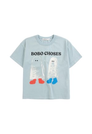 Camiseta de manga corta azul claro con el texto "BOBO CHOSES" y dos figuras abstractas de fantasmas que llevan zapatos rojos y azules en la parte delantera.