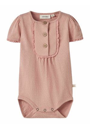 Zachte roze babyromper met korte pofmouwtjes, drie bruine knopen op de borst, kanten rand en drukknoopsluiting onderaan.
