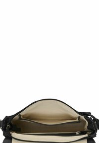 Borsa a tracolla in pelle nera con texture liscia, chiusura con zip e interno in tessuto beige che presenta una tasca con zip e due scomparti aperti.