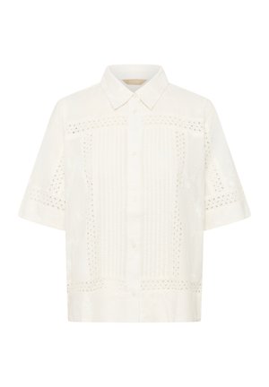 Cămașă albă cu mâneci scurte și nasturi, cu guler, având modele decupate din dantelă și pliuri verticale pe panourile din față.