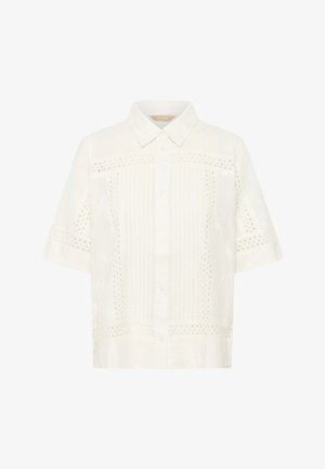 Valge lühikeste varrukatega nööbitav triiksärk kraega, millel on pitsist lõikega mustrid ja vertikaalsed voldid esipaneelidel.