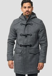 Abrigo de lana gris tipo duffle con capucha, que cuenta con cierres de toggles, dos bolsillos frontales y una textura tejida.