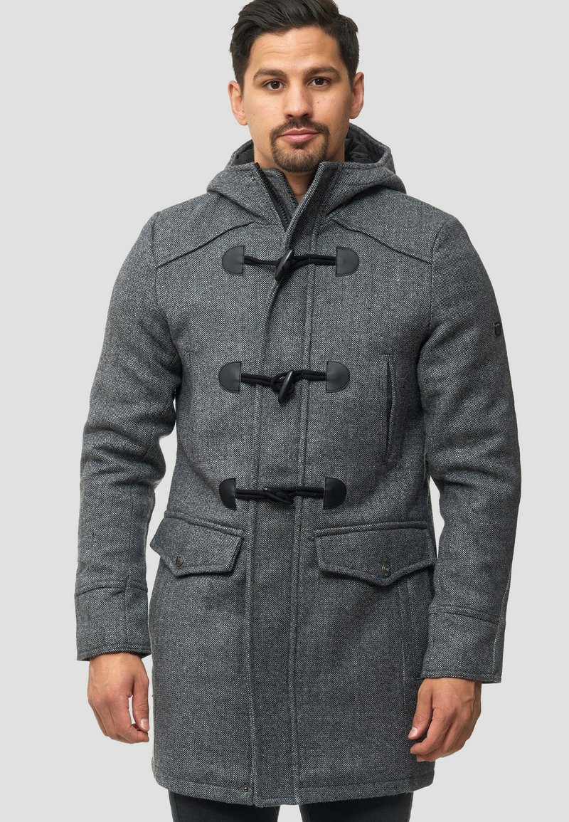 Abrigo de lana gris tipo duffle con capucha, que cuenta con cierres de toggles, dos bolsillos frontales y una textura tejida.