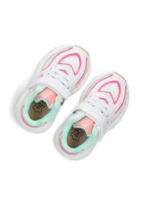 Witte sneakers met roze en mint accenten, voorzien van mesh panelen, een klittenbandsluiting en gestructureerde zolen. Ronde neus en gevoerde binnenzolen.
