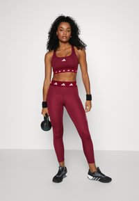 adidas Performance POWERREACT MEDIUM-SUPPORT TECHFIT - Športni modrček s srednjo podporo - shadow red   linen