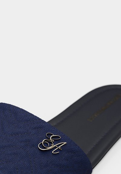 Σκούρο μπλε υφασμάτινο σανδάλι slide με χρυσά διακοσμητικά αρχικά "EA" στο λουράκι και μαύρη μαξιλαρωμένη σόλα.