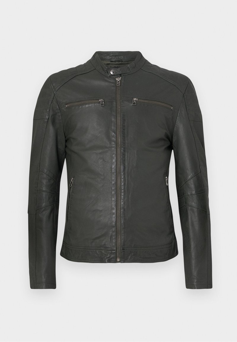 Veste en cuir noire pour homme avec col montant, fermeture éclair sur le devant et deux poches poitrine zippées. Texture lisse avec des détails de couture subtils.