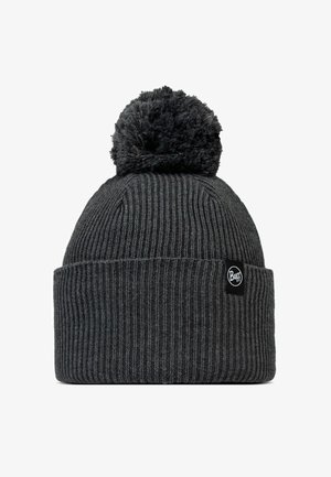 Graue Strickmütze mit gerippter Struktur, die einen großen grauen Pompon oben und ein rundes schwarzes Logopatch an der Vorderseite aufweist.