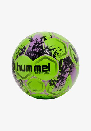 Groen en paars voetbal met hexagonale panelen, zwarte grafische accenten en een glanzende afwerking. Gemarkeerd met "hummel INSPIRE STARTER."