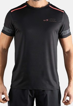 Uomo che indossa una maglia sportiva nera a maniche corte con strisce rosa sulle spalle e testo sul petto e sulle maniche.