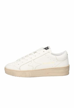 Sneaker bianco low-top con suola beige, dettagli traforati, design a forma di stella sul lato e etichetta nera sulla linguetta.