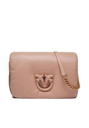 Borsa a mano in pelle rosa con una superficie liscia, dotata di una tracolla in catena dorata e un'emblema unico a forma di volto sorridente con due foglie.