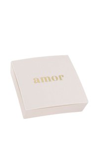 Kvadratisk vit låda med en slät textur, med ordet "amor" i guld, centrerat upptill. Stängd, med rundade hörn.