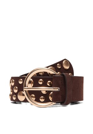 Hnedý semišový opasok s veľkými okrúhlymi zlatými cvočkami a zlatou okrúhlou prackou, položený naplocho s jedným koncom preloženým cez pracku.