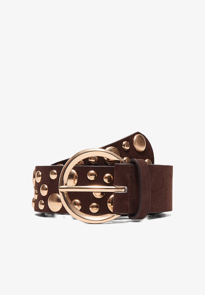 Ceinture en daim marron avec de gros clous ronds dorés et une boucle circulaire dorée, posée à plat avec une extrémité passée dans la boucle.