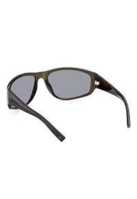 Gafas de sol con lentes gris oscuro, montura de plástico marrón, patillas rectas y un pequeño detalle de logo en la varilla.