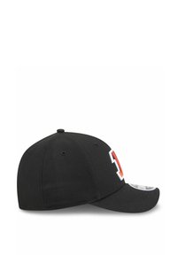Schwarze Basecap mit strukturiertem Schnitt, auf der Vorderseite mit einem orange-weißen gestickten Logo und einem gebogenen Schirm.