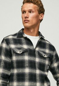 Jeans FREDERICK - Camisa - black/negro - Zalando.es