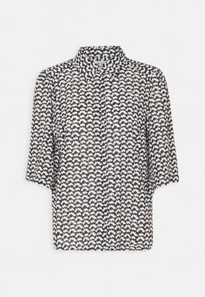 Zwart-witte blouse met korte mouwen, voorzien van een volledig abstract bloemmotief en een klassieke kraag op een witte achtergrond.