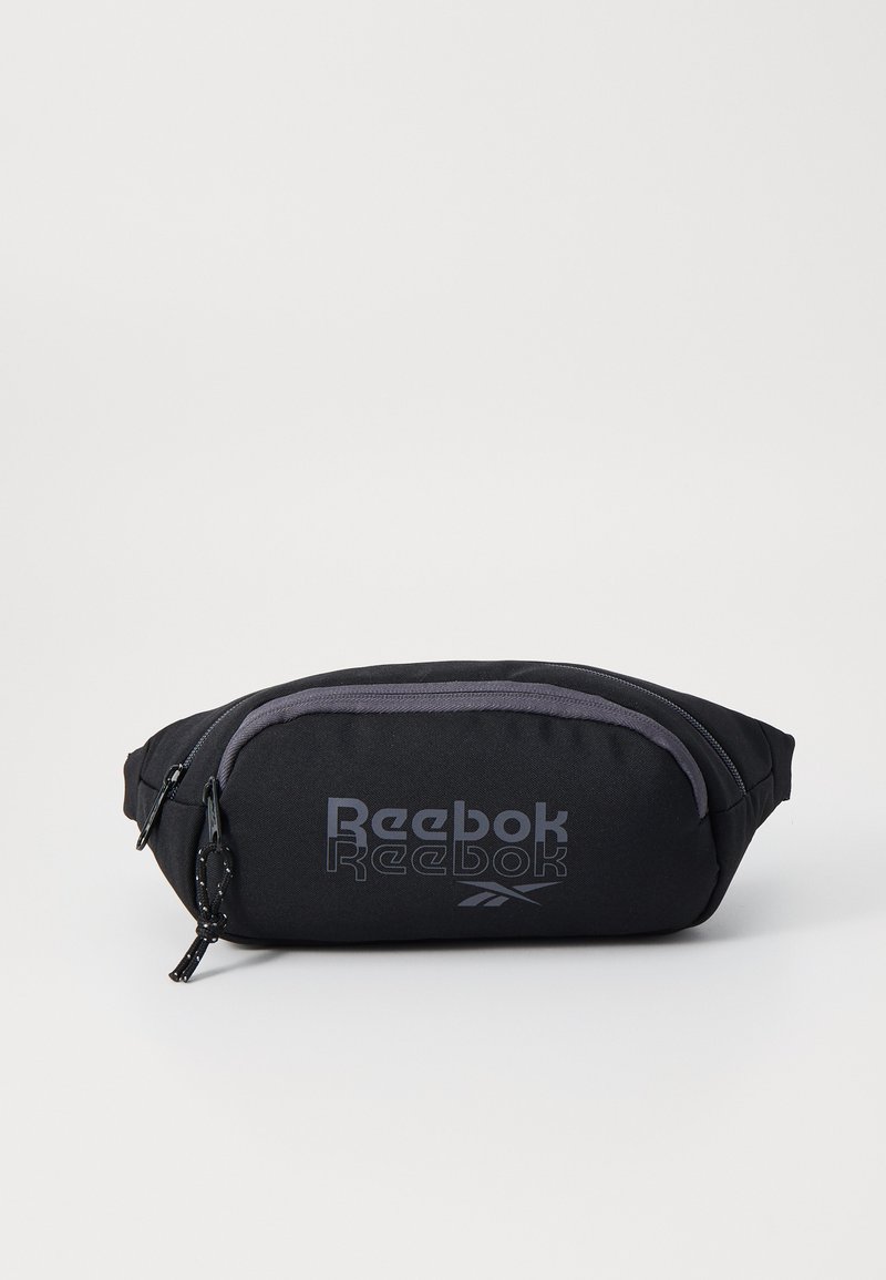 Saco de pouch preto da Reebok, feito de tecido resistente. Apresenta um fecho cinza, logótipo impresso e uma forma oval com acabamento texturizado.