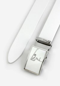 Weißer Ledergürtel mit einer glanzsilbernen, rechteckigen Schnalle, die ein minimalistisches Logodesign zeigt. Glatte Textur und klare Linien.