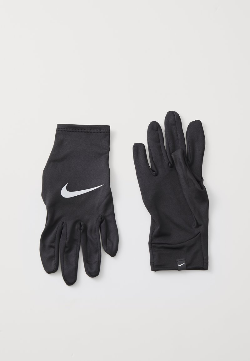 Mustat urheiluhanskat, jotka on valmistettu sileästä kankaasta. Takana on valkoinen Nike-logo, ja hanskoissa on istuva muotoilu sekä pidennetyttyn hihnat.