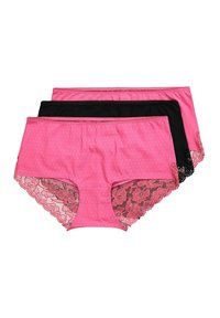 Tres pares de bragas de mujer estilo hipster: un par en fucsia con lunares blancos, otro en negro liso y otro en rosa liso con encaje en los bordes de las piernas.