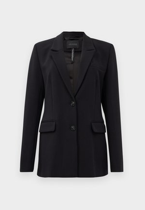 Zwarte op maat gemaakte blazer met notch revers, twee frontflapzakken, twee knopen en een borstzak met welt, gelabeld GUESS aan de binnenkant van de kraag.